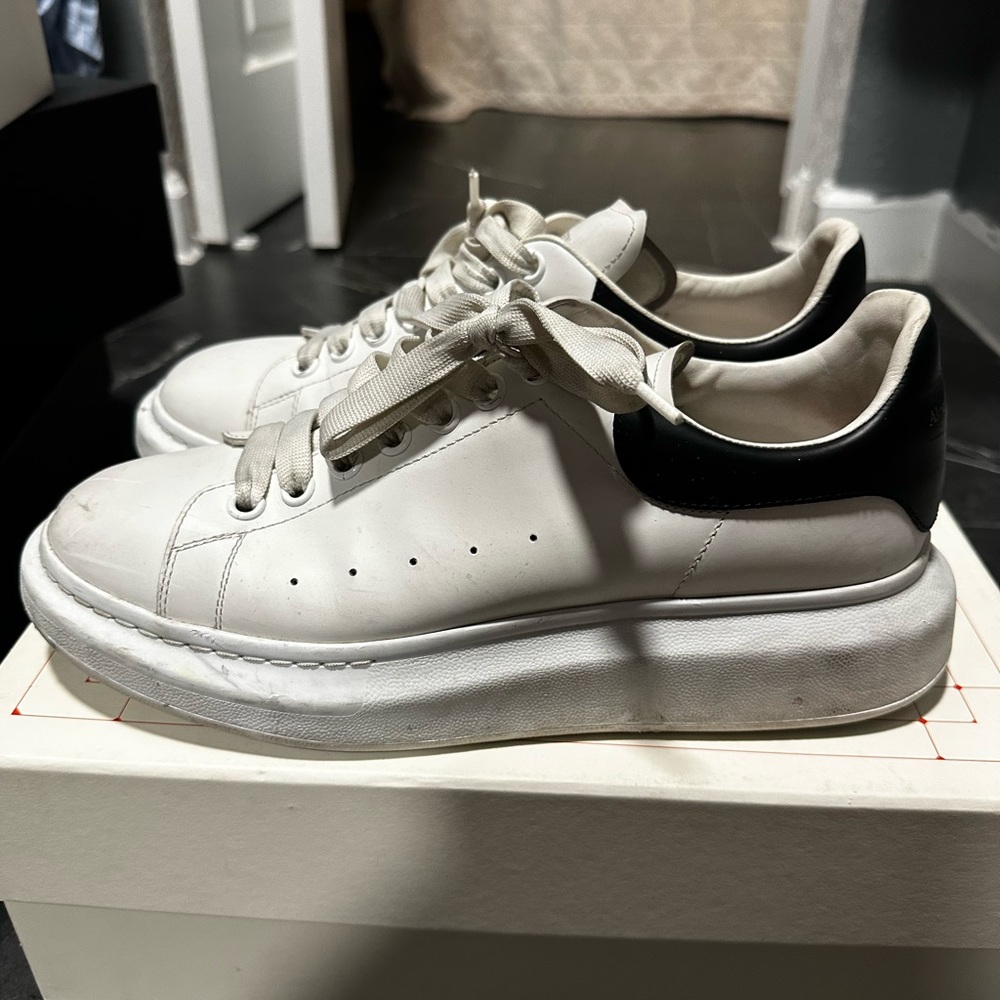 Alexander McQueen oversized sneaker in white. Size 43